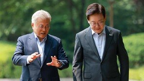 文 “대통령은 공공재, 건강관리 하시라” 李 “이 흔들리셨죠?…전 아직 젊어”