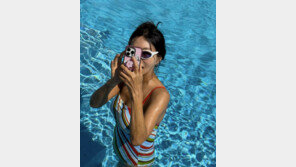 ‘63세’ 황신혜, 과감 수영복으로 뽐낸 완벽 볼륨 몸매…딸 이진이와 함께