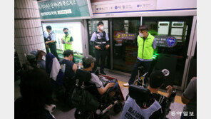 전장연, 6개월만에 지하철 탑승 시위 재개…출근길 혼잡 빚어