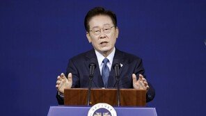 李 “압력 넣는다고 옮기는 기업 어딨나…그런 생각이 구태”