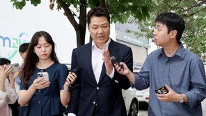 ‘도이치 수사 무마’ 최재훈 부장검사 특검 출석…“잘 설명할 것”