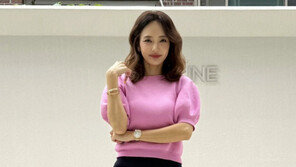 45세 한채영, 초미니스커트 입고 바비 인형 몸매 과시…각선미까지