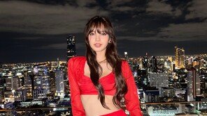 블랙핑크 리사, 강렬 섹시미 드레스 자태…자체 발광 비주얼