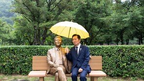 DJ 생가 이어 봉하마을 찾은 정청래 “정치 출발점은 노무현 정신”