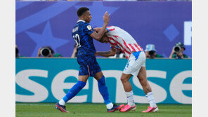 팔꿈치 가격·발차기…파라과이 ‘진흙탕 축구’ 이겨낸 프랑스