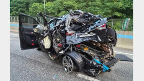 종잇장처럼 구겨진 車… 사고 수습하던 운전자 2명 사망