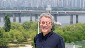 “부딪히지 않고 길 내는 강처럼, 더디게 살피면 오묘함 얻어”