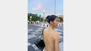 소유, 프랑스 길거리서 등 전체 노출 드레스…파격 그 자체
