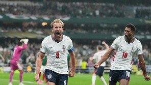 10명 뛴 잉글랜드, 개최국 멕시코 3-2 꺾고 8강 진출