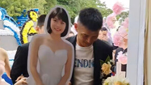 세상 떠난 약혼녀 등신대 안고 ‘영혼 결혼식’