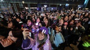 칠레, 잔디 훼손 우려에 BTS 공연 제동…아미들, 보랏빛 시위