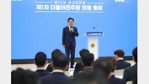 정청래 “공천장에 제 이름 찍혀있죠?”…경기도의회 민주당 의총 찾아 당심잡기