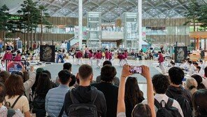 출국 전 공연 감상… 지루할 틈이 없다
