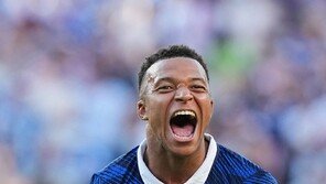 “글쓰기도 못 배운 야만인”…음바페 향한 최악의 인종차별