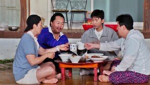 ‘산골총각 영웅’ 임영웅 만나러 온 곽범·넉살·로이킴 “시끄러운 쪽 애들”