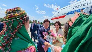 공항 도착하자마자 회의장으로…李대통령의 숨 가쁜 순방길 [청계천 옆 사진관]