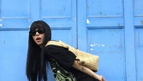 채영, 긴 티셔츠만 입은 듯…파격 패션 공개