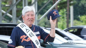 잠실구장 첫 미스터 올스타 신경식 “차 올라타 구장 한바퀴, 평생 못잊죠”