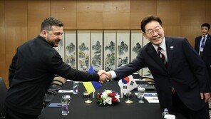 李, 젤렌스키와 첫 회담 “1억달러 지원-재건 협력”