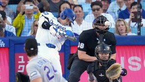‘투타 겸업’ 오타니, 300홈런 대기록…MLB 닷컴 “518홈런도 가능”