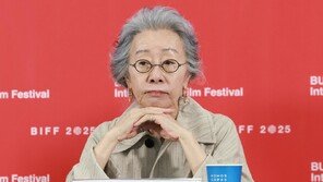 ‘성난사람들2’ 배우 윤여정, 美 에미상 여우조연상 후보에