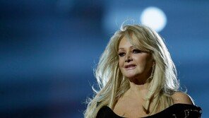 ‘토털 이클립스’ 팝의 전설 보니 타일러 별세, 향년 75세