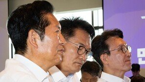 鄭 띄우다 金 방패 자처… 여권 내 입지 좁아진 김어준의 돌변