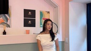 ‘강타♥’ 정유미, 오프숄더 입고 야구장 직관…감각적 여름 패션