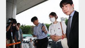 올다르크, 태극기 로고 셔츠 입고 경찰 출석…“자유민주주의 대가 치르겠다”