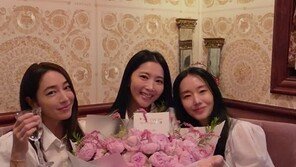 ‘재혼’ 오윤아, 절친 이민정·이정현과 축하파티…“행복하게 잘 살아”