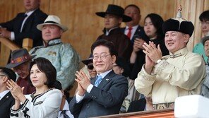 李대통령이 몽골 대통령에 받은 조랑말 2마리 이름은…황금-무지개