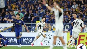‘만 17세’ 김예건 데뷔골…전북, 울산과 현대가 더비서 3-1 완승