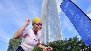 석촌호수 헤엄치고 123층 질주…철인왕은 누구? [청계천 옆 사진관]