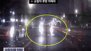 경찰차 바짝 붙어 상향등 ‘깜빡깜빡’…빗길 택시의 정체는