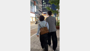 조혜련, 2세 연하 남편과 손 꼭 잡고 다정한 뒷모습