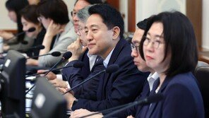 오세훈 “한말씀 드려도 되겠나”…한성숙 “서류로 받겠다”