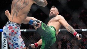 5년 만의 UFC 복귀전서 ‘69초 패배’ 맥그리거 “다친 채 경기한 거 아냐”