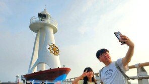 “카메라 보고 브이∼” 포토존 된 월미빛등대