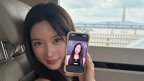 문가영, 휴대폰 속 얼굴 옆에서도 굴욕 없는 미모