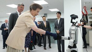 英 앤 공주, 고려대 방문…로봇·HBM 연구 현장 둘러봐