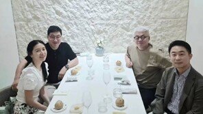 이영애, 20세 연상 남편과 지인 모임…우아한 근황 공개