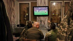 전쟁 와중에도… 월드컵 시청하는 우크라軍