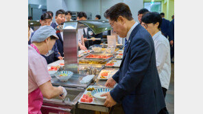 李, 초복 맞아 靑식당서 직원들과 콩국수 오찬