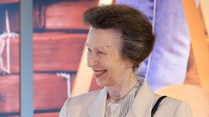 “하회마을에 엘리자베스 2세 여왕 동상 세울것”…류진 한경협 회장, 英 앤 공주에 약속