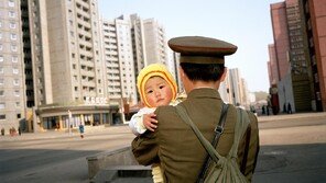 마틴 파가 담아낸 서울과 평양, 그 일상적 풍경의 ‘뒷맛’