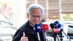 9개월만 日 찾은 젠슨 황…아키하바라 행사에 이자카야 회동