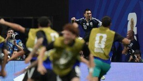 ‘메시 2도움’ 아르헨티나, 잉글랜드에 2-1 역전승…결승서 스페인 상대
