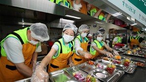 하나금융, 어르신에 삼계탕 나눔 활동 진행… 임직원 “봉사하며 큰 에너지 얻어”