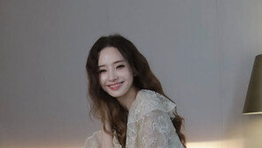 ‘45세’ 한채영, 여전한 바비인형 몸매…늘씬한 각선미