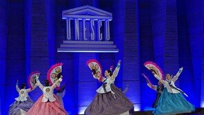 “폭력 얼룩진 파리 빛 되찾길”… 시각장애인 무용단, 유네스코 무대서 관객과 만나